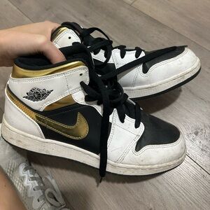 mid nike jordans size 7Y